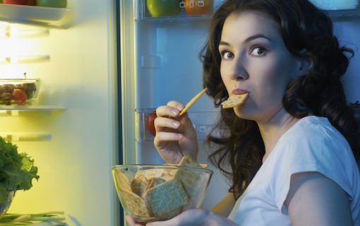 女性がクラッカーを食べている写真