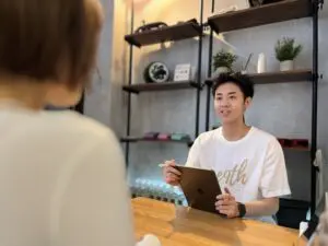 横川トレーナーがカウンセリングしている写真